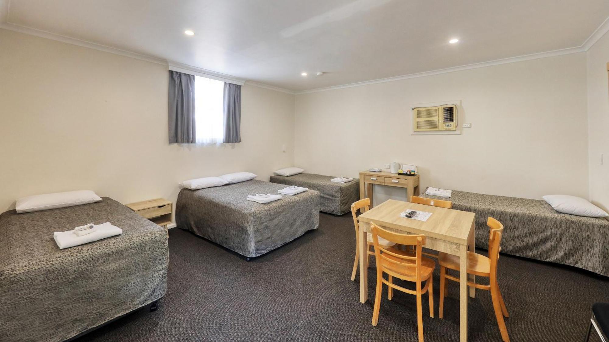 Coachman Hotel Motel Parkes Buitenkant foto
