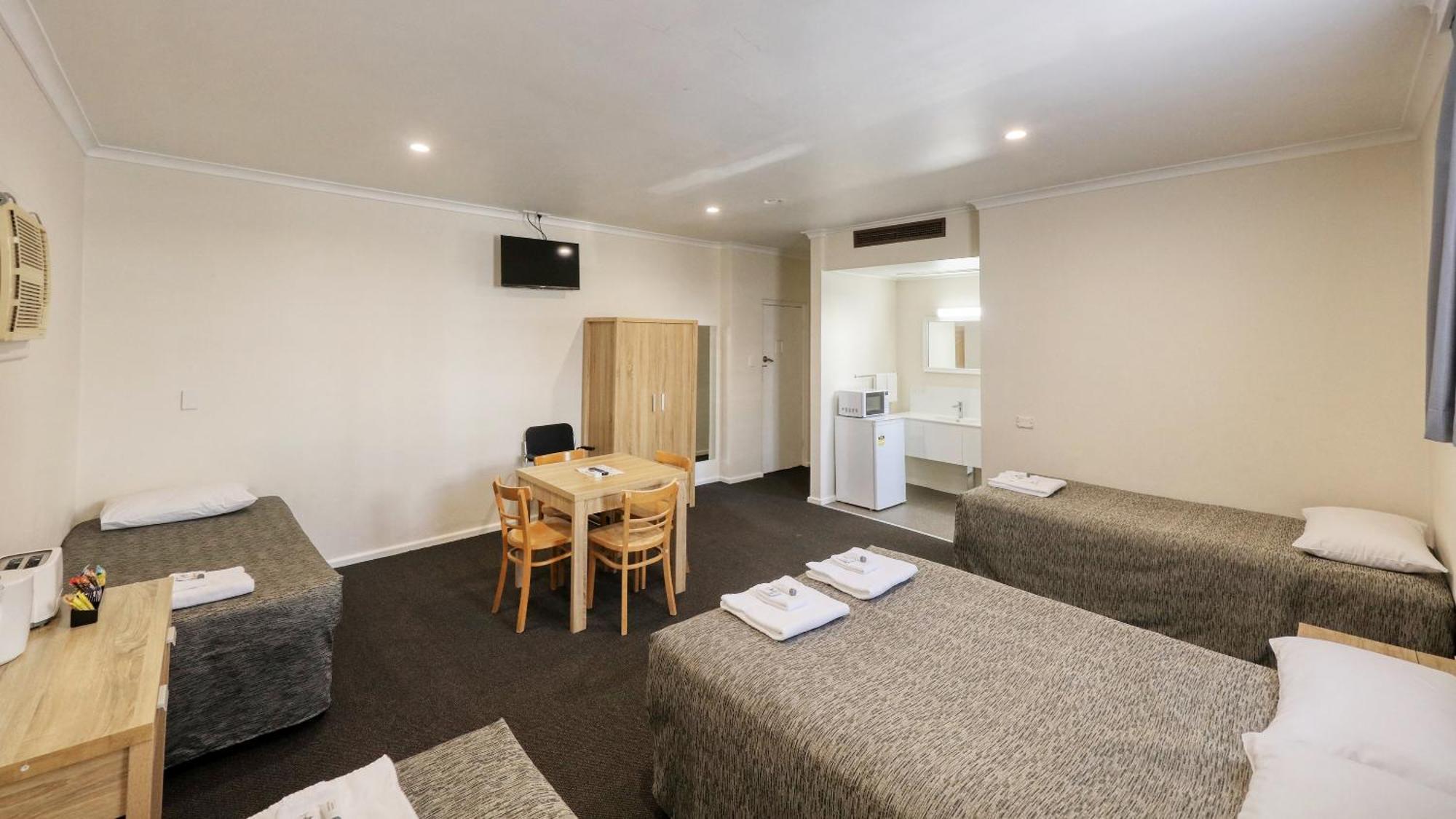 Coachman Hotel Motel Parkes Buitenkant foto