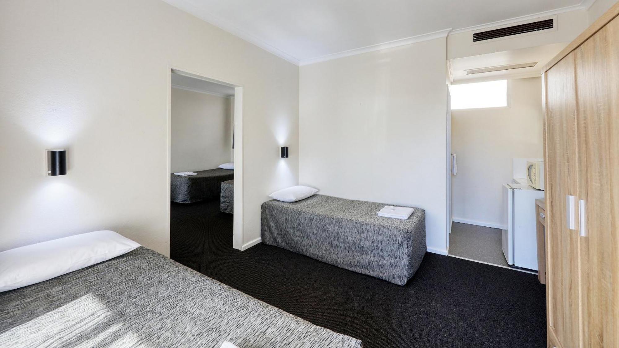 Coachman Hotel Motel Parkes Buitenkant foto