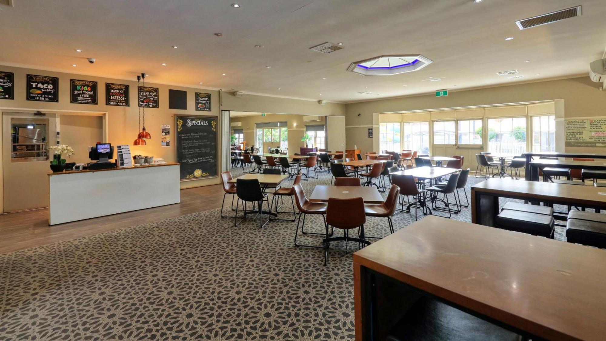 Coachman Hotel Motel Parkes Buitenkant foto
